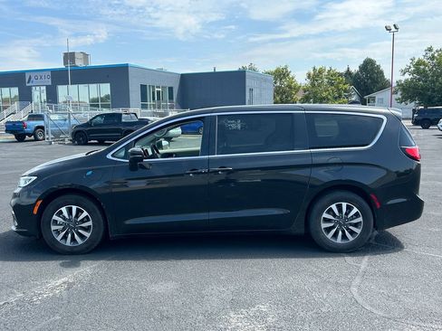 Used 2023 Chrysler Pacifica Touring-L FWD image 7