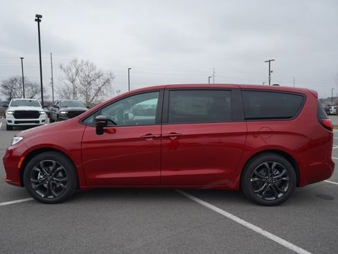 New 2026 Chrysler Pacifica Select image 5