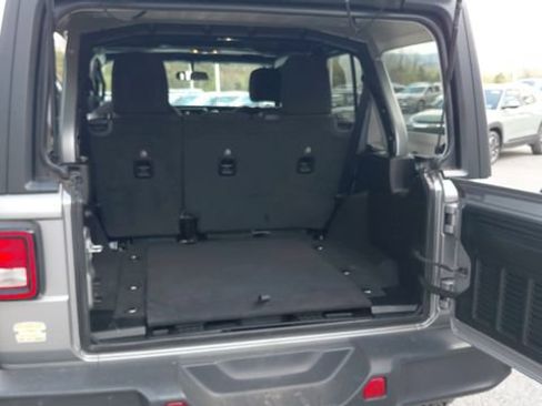 Used 2020 Jeep Wrangler Unlimited Sahara AWD/4WD image 27