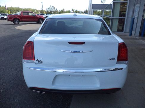 Used 2021 Chrysler 300 Touring w/ Driver Convenience Group image 5