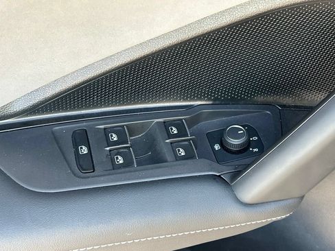 Certified 2025 Volkswagen Tiguan SE FWD image 19