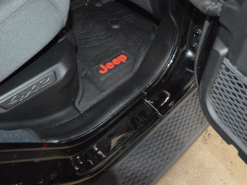 Used 2024 Jeep Wrangler Unlimited Sahara w/ Dual Top Group image 15