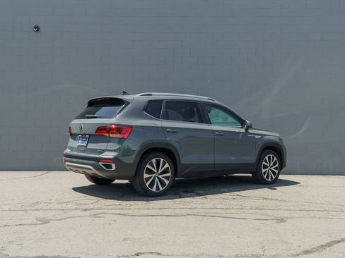 Used 2023 Volkswagen Taos SE w/ Panoramic Sunroof Package AWD/4WD image 7