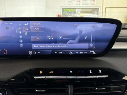 Certified 2025 Buick Enclave Preferred FWD image 19