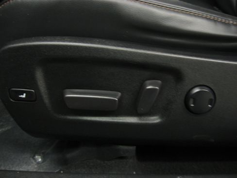 Used 2019 Toyota Highlander XLE image 16