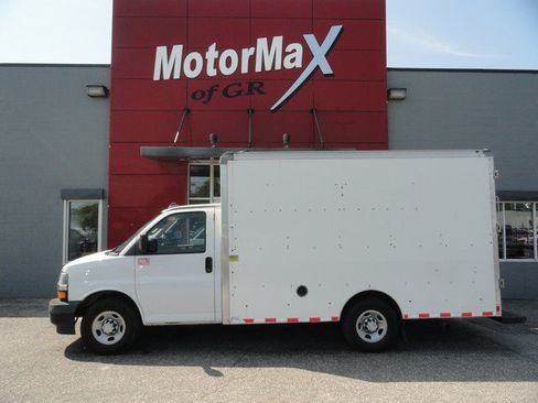 Used 2019 Chevrolet Express 3500 w/ Power Convenience Package RWD image 2