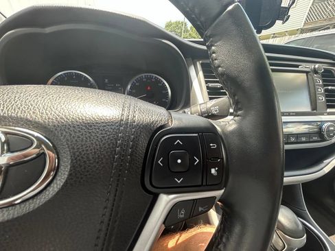 Used 2018 Toyota Highlander Plus w/ Carpet Mat Package (TMS) FWD image 21