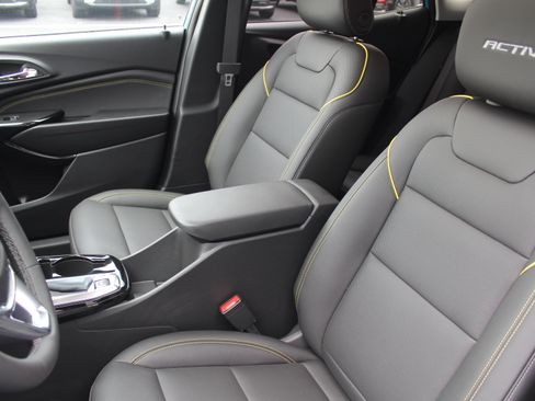New 2026 Chevrolet Trax ACTIV w/ Sunroof Package FWD image 9