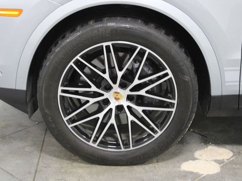 Used 2024 Porsche Cayenne AWD/4WD image 18