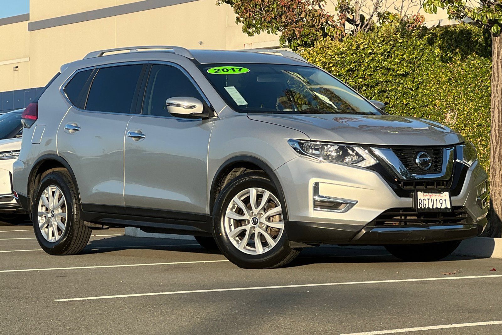 Used 2017 Nissan Rogue SV FWD image 2