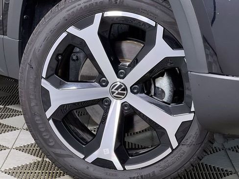 Used 2025 Volkswagen Taos SEL image 10