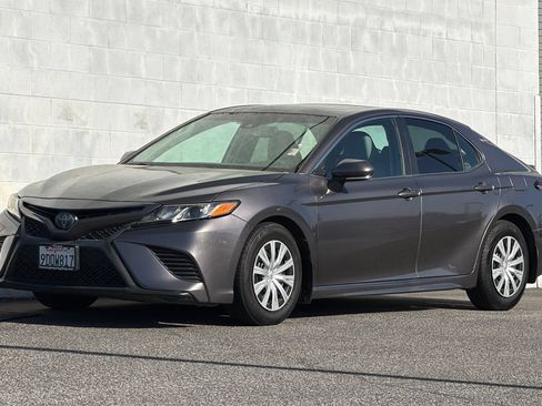 Used 2018 Toyota Camry SE w/ Moonroof Package FWD image 9