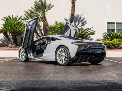 Used 2023 McLaren Artura RWD image 34