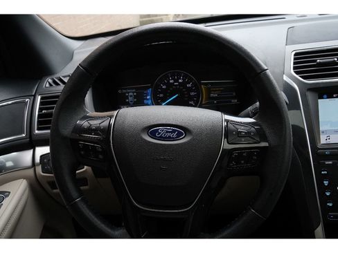 Used 2019 Ford Explorer Limited w/ Ford Safe & Smart Package image 32