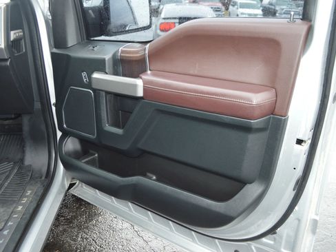 Used 2016 Ford F150 Platinum w/ Equipment Group 701A Luxury image 24