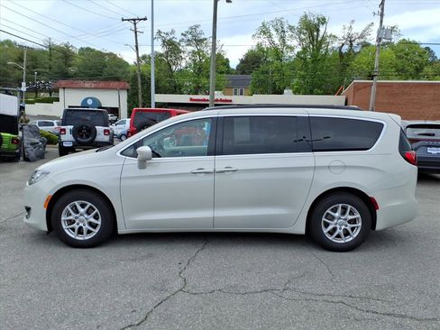 Used 2020 Chrysler Pacifica Touring FWD image 7