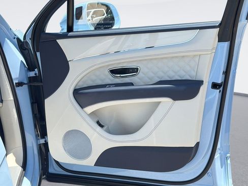 Used 2023 Bentley Bentayga Plug-In Hybrid AWD/4WD image 30