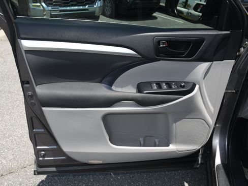 Used 2019 Toyota Highlander LE FWD image 9
