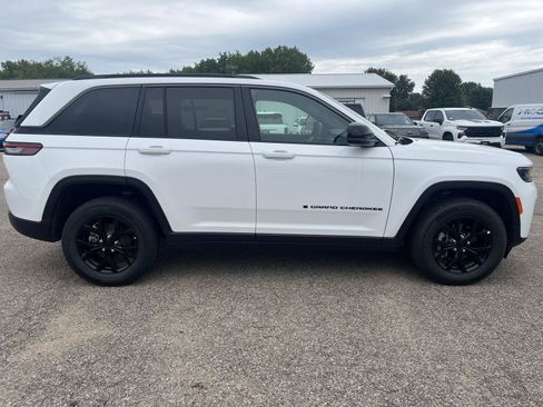 Used 2026 Jeep Grand Cherokee Altitude AWD/4WD image 8