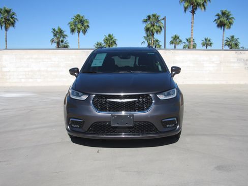 Used 2022 Chrysler Pacifica Touring-L image 3