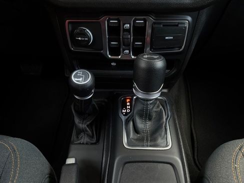 Used 2025 Jeep Wrangler Unlimited Sport AWD/4WD image 18