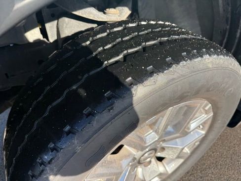 Used 2017 Nissan Titan SV image 10