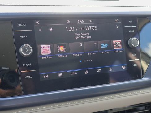 Used 2024 Volkswagen Taos SE image 3