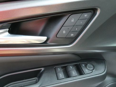 Certified 2024 Chevrolet Equinox EV RS FWD image 25