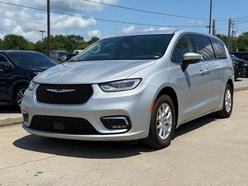 Used 2023 Chrysler Pacifica Touring-L FWD image 2