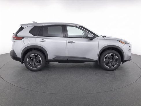 Used 2024 Nissan Rogue SV FWD image 2