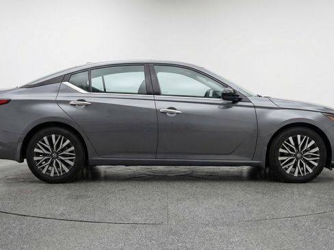 Used 2025 Nissan Altima 2.5 SV image 11