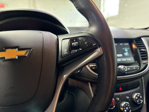 Used 2017 Chevrolet Trax LT w/ LT Convenience Package FWD image 11