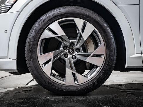 Used 2022 Audi e-tron Premium w/ Convenience Plus Package image 13