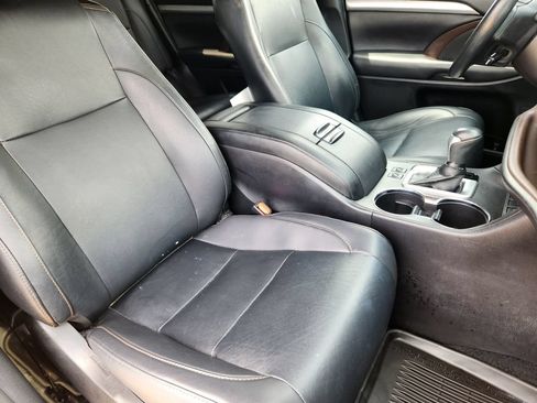 Used 2019 Toyota Highlander XLE AWD/4WD image 15