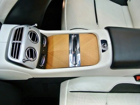 Used 2019 Rolls-Royce Dawn image 24