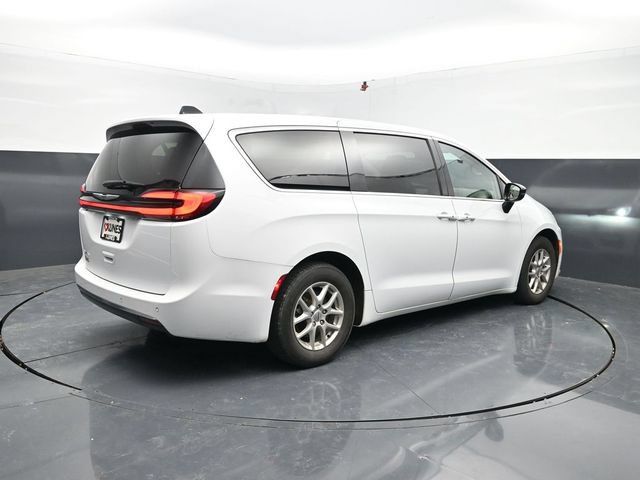 Used 2024 Chrysler Pacifica Touring-L FWD image 8