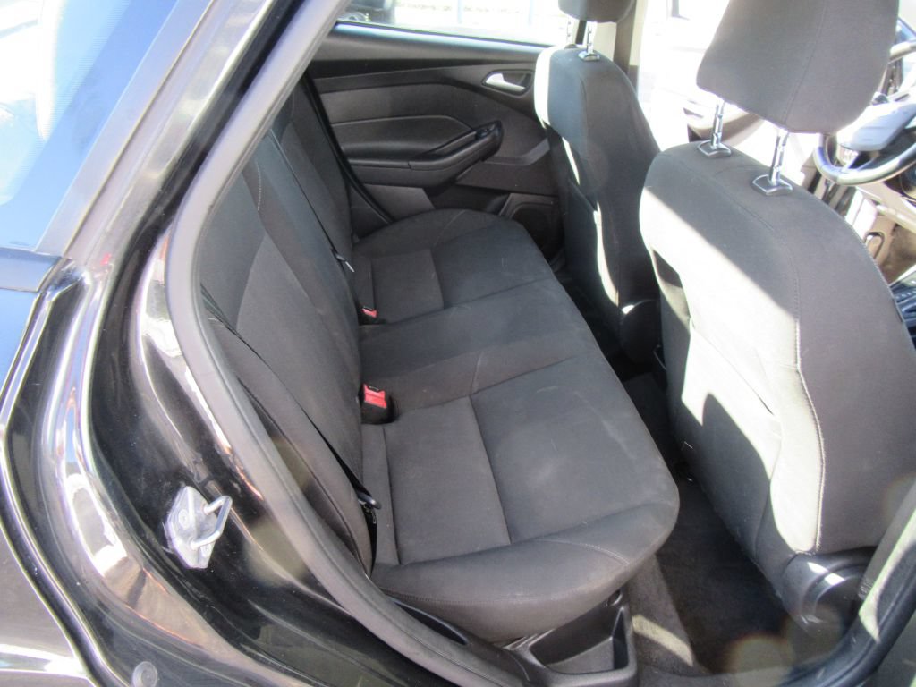 Used 2015 Ford Focus SE w/ SE Cold Weather Package FWD image 12