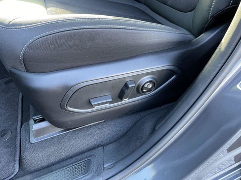 Certified 2025 Jeep Grand Cherokee Laredo X image 12