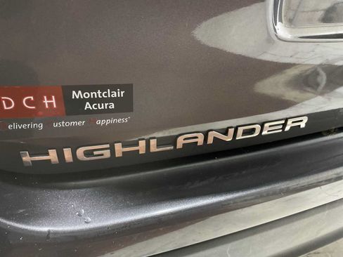Used 2024 Toyota Highlander XLE AWD/4WD image 7