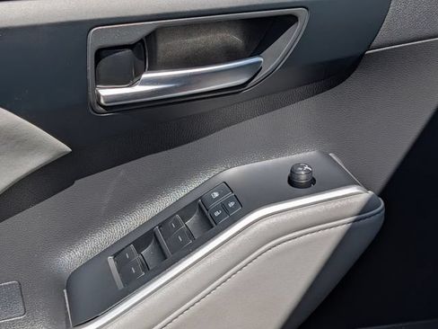 Used 2020 Toyota Highlander XLE FWD image 22