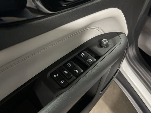 Used 2024 Jeep Compass Limited image 8