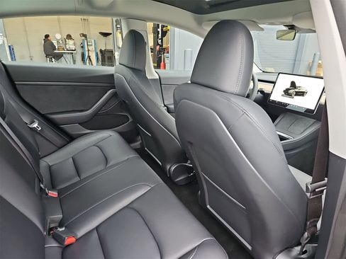 Used 2023 Tesla Model 3 Standard Range image 16