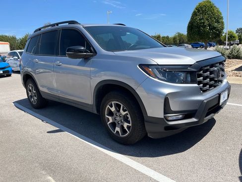 Used 2023 Honda Passport TrailSport image 2
