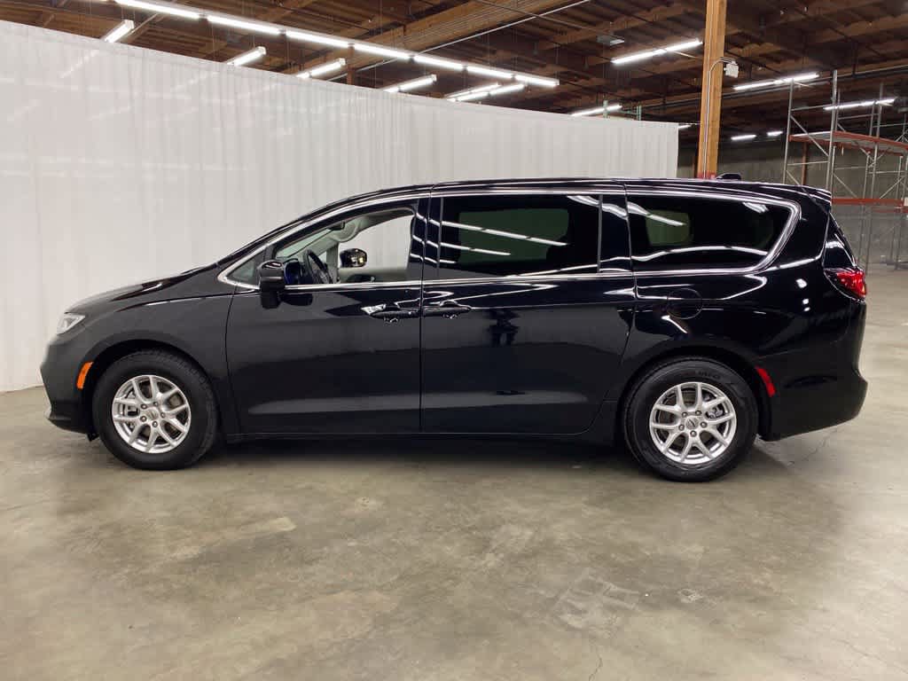 Used 2024 Chrysler Pacifica Touring-L FWD image 3
