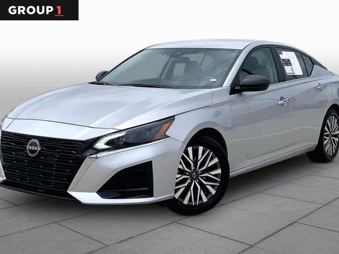 Used 2024 Nissan Altima 2.5 SV FWD image 1