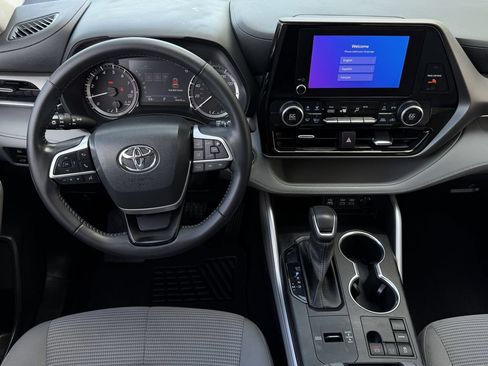 Used 2023 Toyota Highlander LE FWD image 12