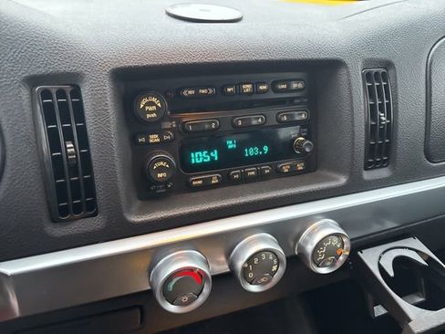 Used 2005 Chevrolet SSR w/ Preferred Equipment Group image 18