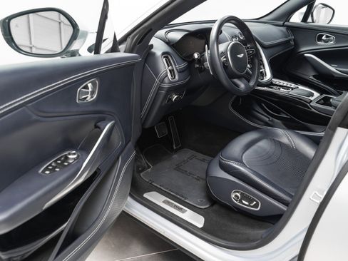 Used 2022 Aston Martin DBX image 23