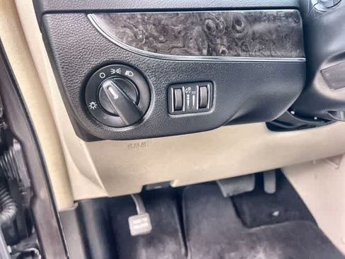 Used 2015 Chrysler Town & Country LX FWD image 28