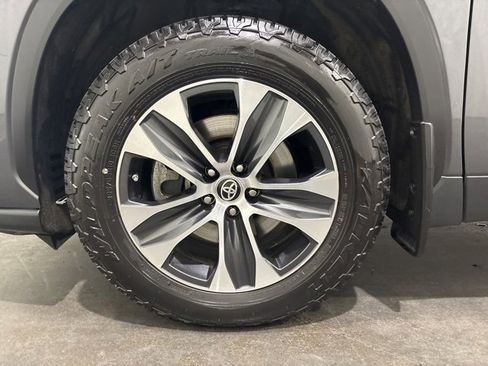 Used 2021 Toyota Highlander XLE image 6